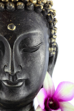 Bouddha sur fond blanc et fleur d’orchidée | Art-Infos mag d ...
